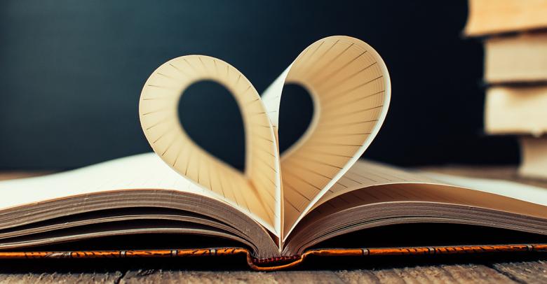 教室情人节的概念，将书页折叠成心形