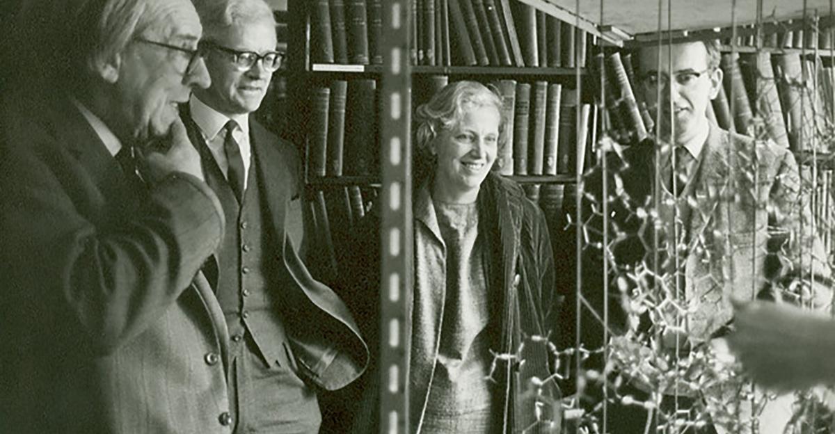 dr. dorothy hodgkin looking at an atomic model with three other scientists