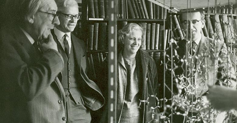 dr. dorothy hodgkin looking at an atomic model with three other scientists